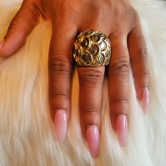 Scalloped design ring - Picture 2 of 3